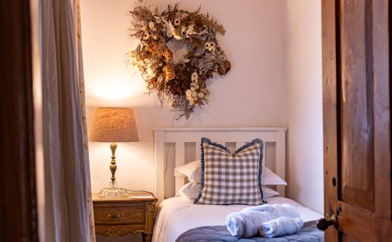 Luxury fourth single bed bedroom