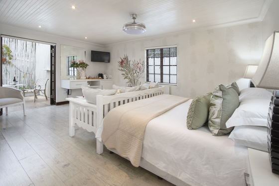 Full DSTV, private patio with gas BBQ/braai, King bed or twin beds, en-suite bathroom. Full DSTV, private patio with gas BBQ/braai, King bed or twin beds, en-suite bathroom.