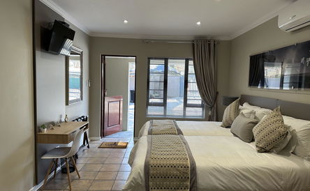 King/Twin Separate Tub and Shower