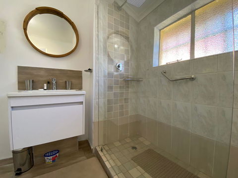 Jimmy's Cottage bathroom