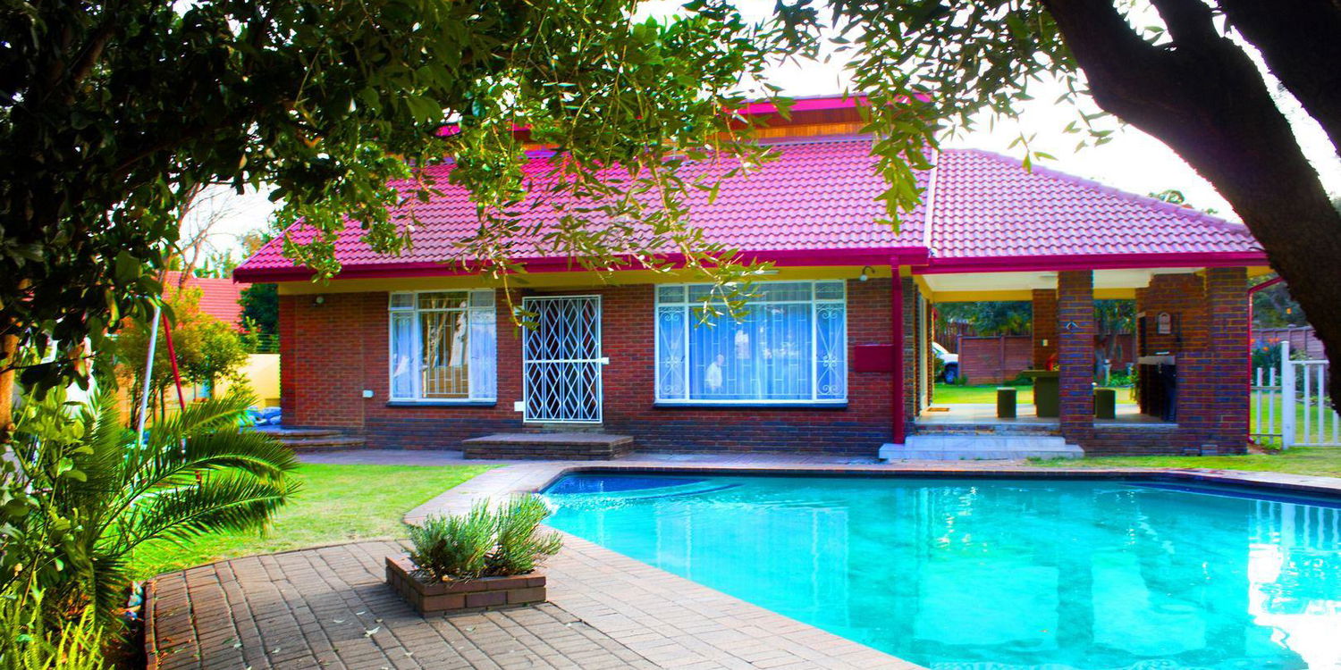Holiday home, swimming pool, braai area, 5 bedrooms, 2 bathrooms