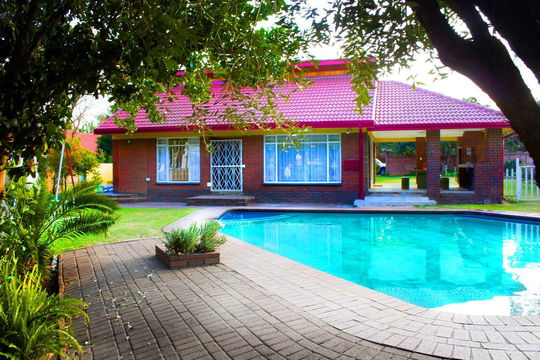 Holiday home, swimming pool, braai area, 5 bedrooms, 2 bathrooms