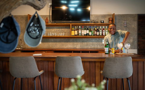 Alcohol Cash bar (wine, beer, and spirits)
