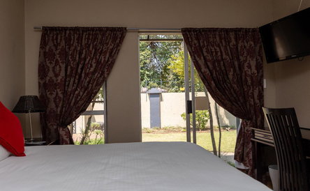 Queen Room Garden View - Bath and Shower