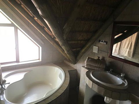 Bushdream en suite bathroom