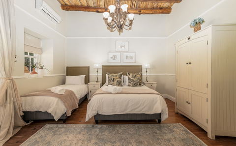 Queen Bed + 1 Single Bed (en suite)