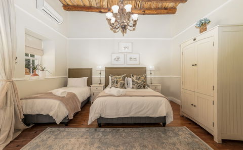 Queen Bed + 1 Single Bed (en suite)