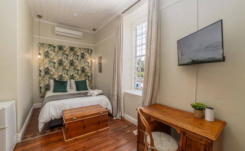 Queen Bed (en suite)