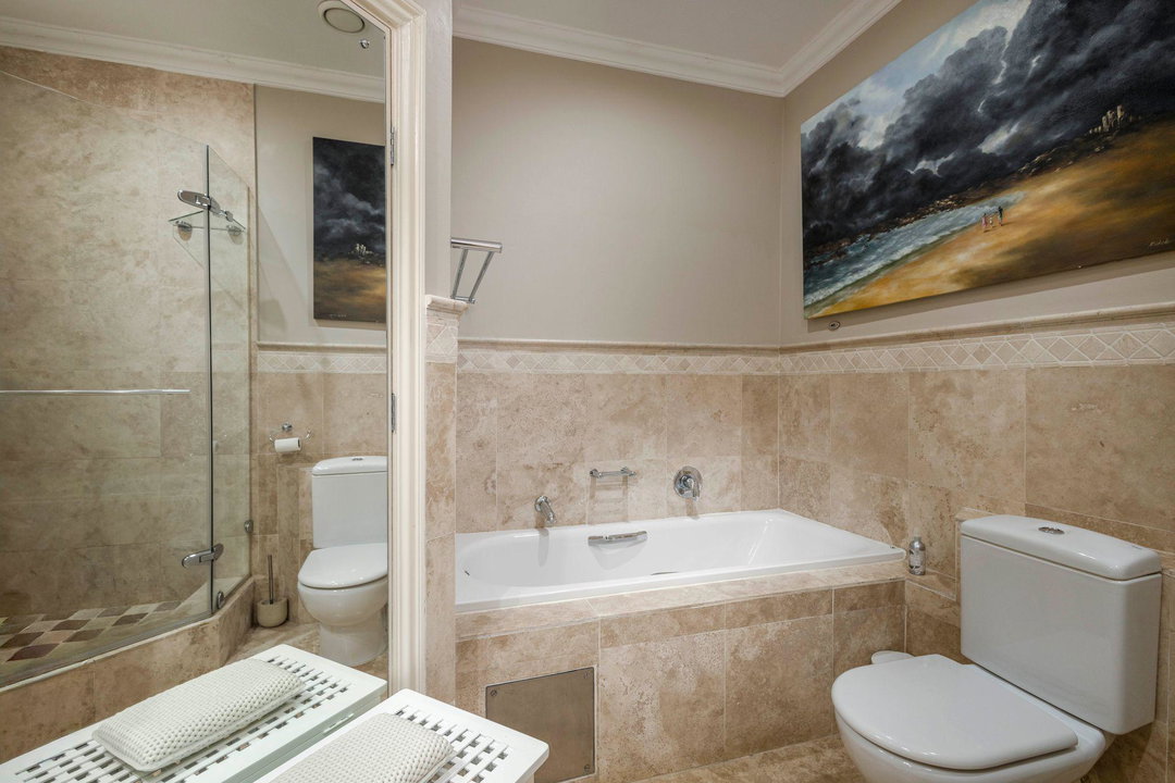 Main en suite