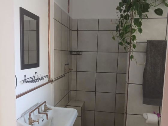 Clean and practical ensuite bathroom in our comfortable guest accommodation near Hoedspruit.