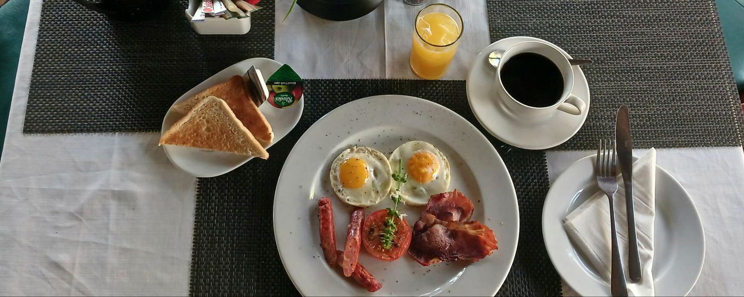 Fresh breakfasts and home-style meals served daily for guests staying near Kruger and Hoedspruit.