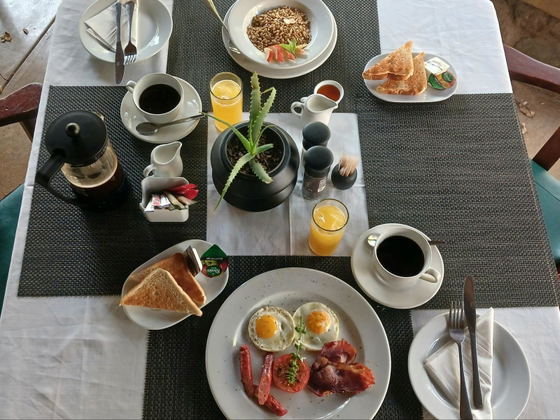 Fresh breakfasts and home-style meals served daily for guests staying near Kruger and Hoedspruit.