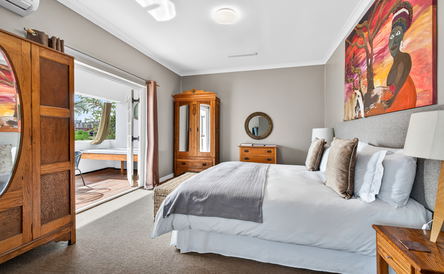 Room 7: King or Twin Suite with Private Balcony and Small Lounge