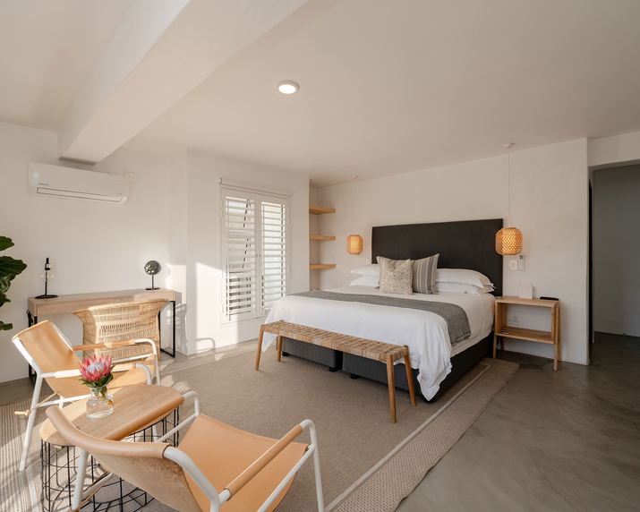 Large Luxury King Room 4