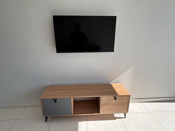 Lounge with streaming-enabled TV at Glenhazel Square