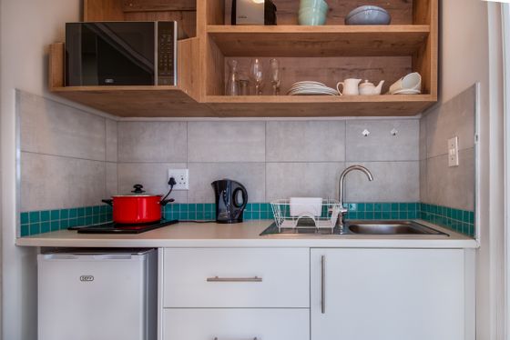 Large Room - Room 7 kitchenette