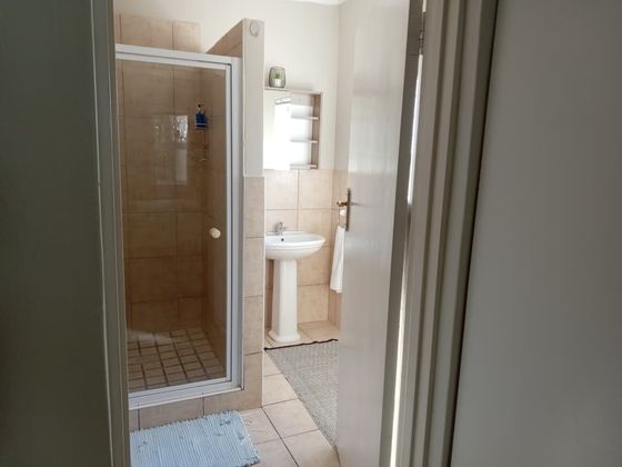 Self-contained Cottage - shower and bathroom