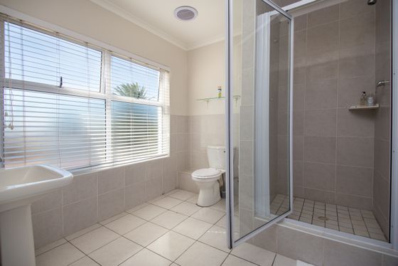 Large Room - Room 6 bathroom