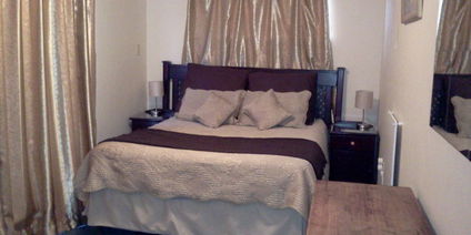 One Bed Apartment, Gate