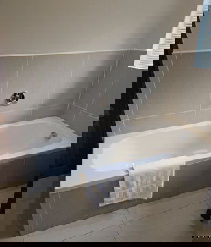 Deluxe House Bathroom 1