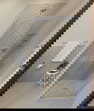 Deluxe House Bathroom 1