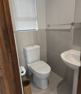 Deluxe House Bathroom 2