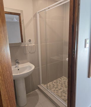 Deluxe House Bathroom 2