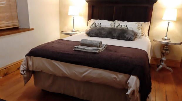 Bay Room with garden view, bed and breakfast accommodation with swimming pool, yellowwood floors, historic house, family friendly, child friendly