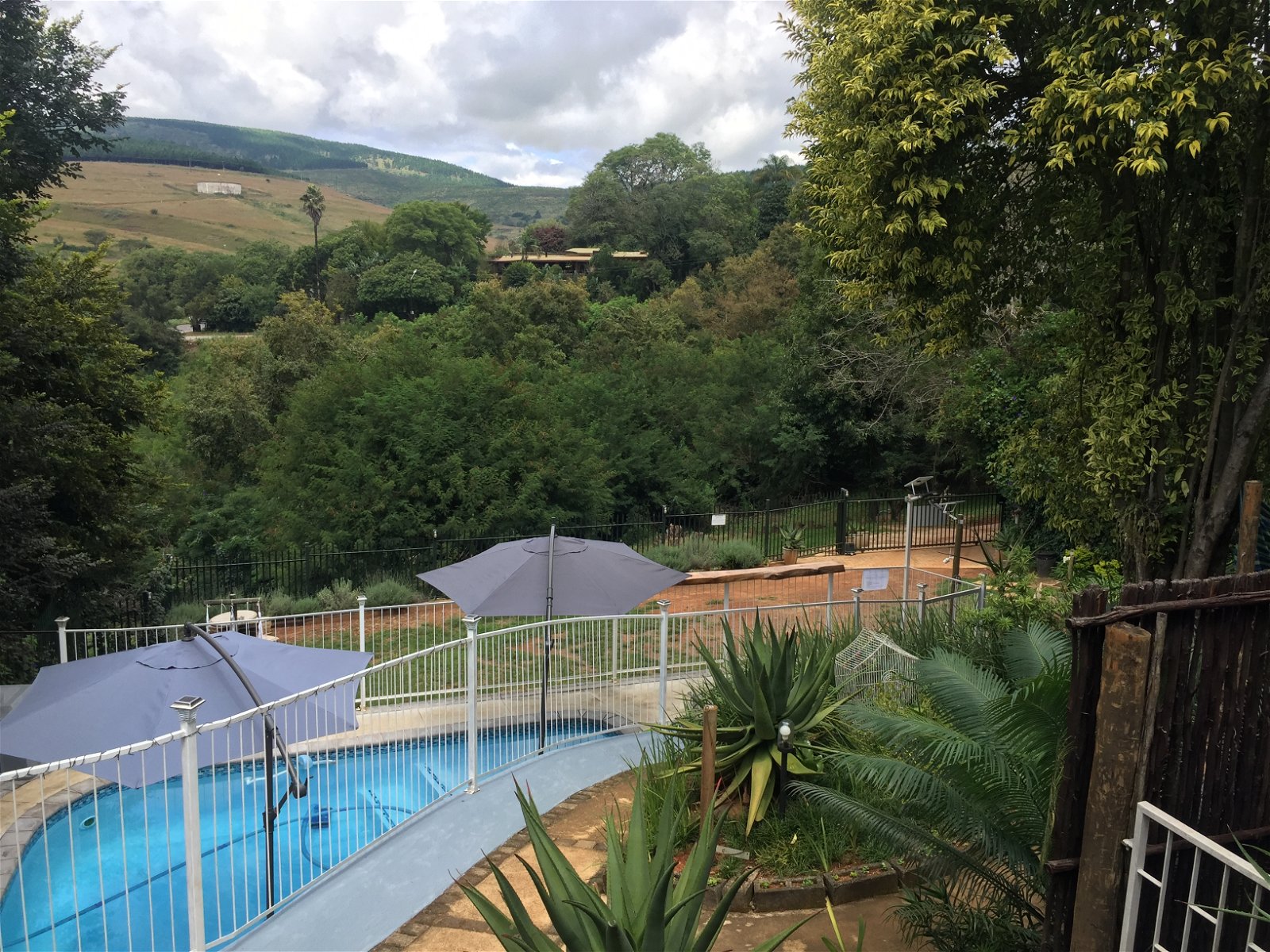 Pool View Close to shops and restaurants