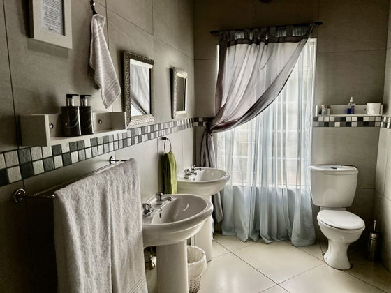 Spacious family Apartment, Self Catering, Panorama Route, Sabie, Full bathroom Spacious family Apartment, Self Catering, Panorama Route, Sabie, Full bathroom