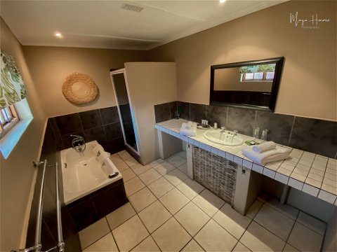 Spacious en-suite bathroom at Lidiko Lodge