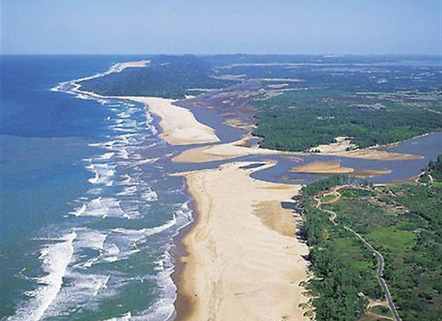Lake St Lucia, Estuary mouth, iSimanagliso Wetland Park.