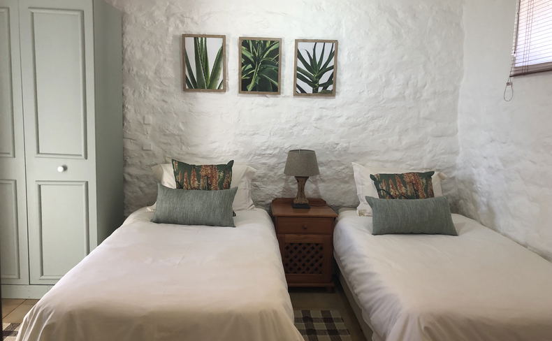 Protea cottage bedroom with 2 single beds which can be made into a king bed Protea cottage bedroom with 2 single beds which can be made into a king bed