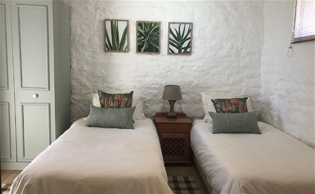 Protea cottage bedroom with 2 single beds which can be made into a king bed