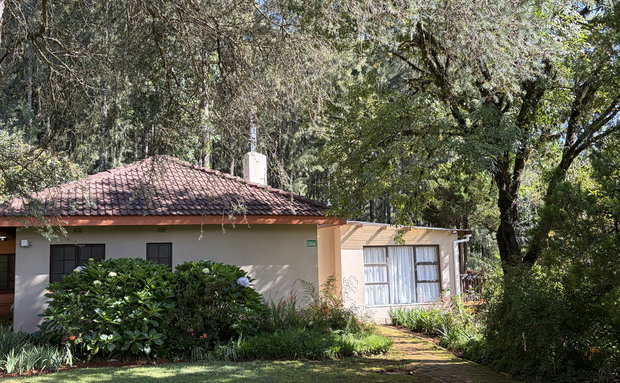 Beefwood Cottage sleeps 6 persons set in gardens