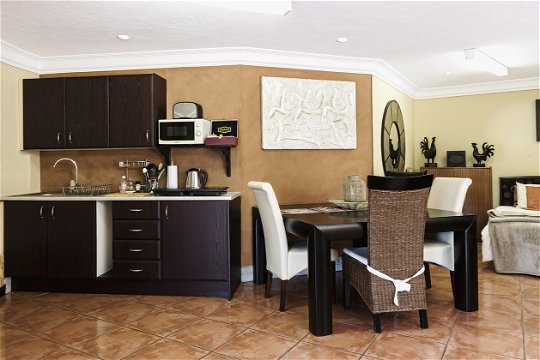 Suite 7 - Kitchenette and dining area