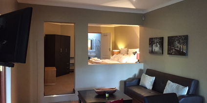 Treelands Estate - Bachelor studio with lounge