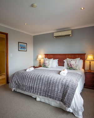 Room 4 : Deluxe Room with Bath & Shower