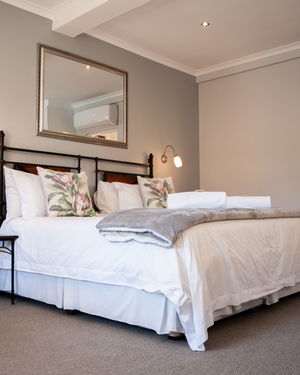 Room 9 : Luxury Room with Bath & Shower