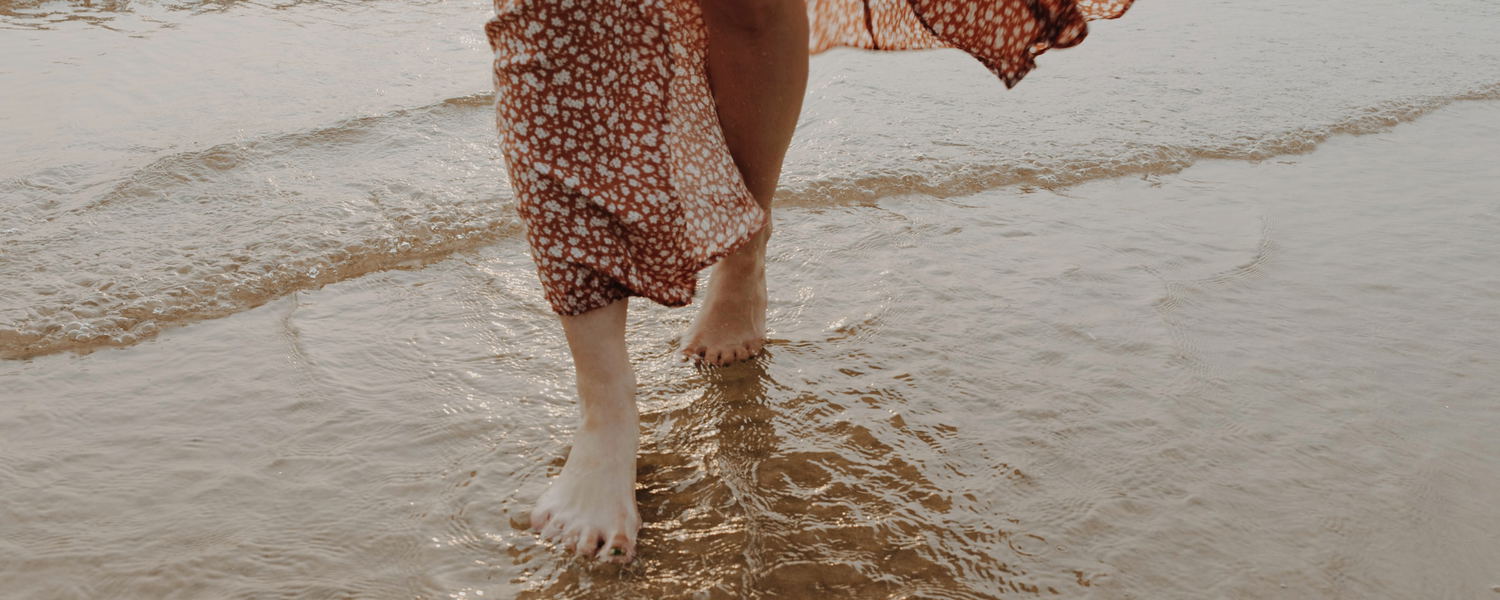 walking on the beach wiht the soulds of your feet at healing retreat in Knysna at Peace of Eden
