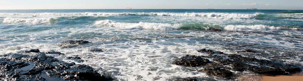Image of the ocean from the beach near Fairlight accomodation