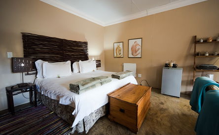 Topaz:  King or Twin Room with mini kitchen