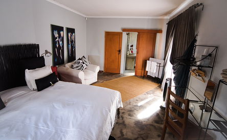 Black & White Suite and Chakaland  Two Bed Two Bath Apartment With full kitchen