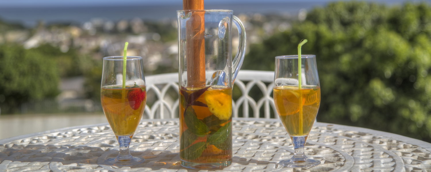 The Lookout Guest House offers comfortable accommodation in Port Alfred, with panoramic views of the sea, the marina and the Kowie River.