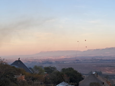 Sky Lodge Hartbeespoort - view of sunrise hot air balloons