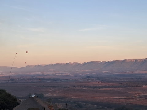 Sky Lodge Hartbeespoort - view of sunrise hot air balloons