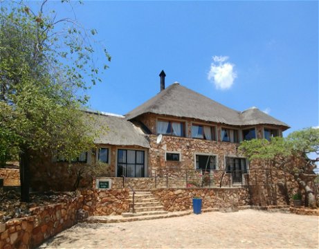 Sky Lodge, Hartbeespoort - Our big Blue Sky Lodge at the top of the hill