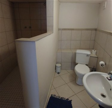 Blue Sky Lodge - Lower centre shower room