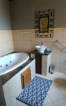 Blue Sky Lodge - Middle west bathroom with spa bath