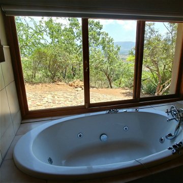 Red Sky Lodge - Lower west spa bath with a view over the Hartbeespoort valley